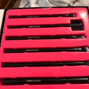 Laura Gellar makeup brushes